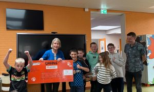 Voedselbank Bladel ontvangt cheque sponsorloop Lambertusschool Netsersel